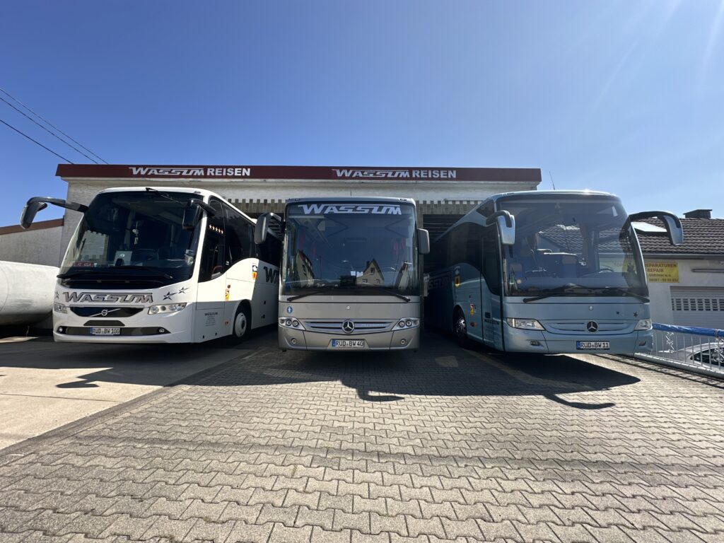 Bus mieten mit Fahrer Beitrag - Es sind drei Busse für die Busvermietung der Firma Wassum GmbH zu sehen.