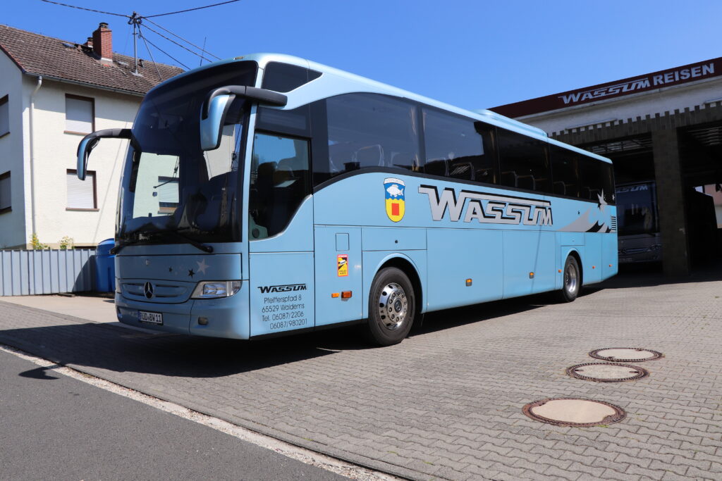 Ein Bus der Firma Wassum